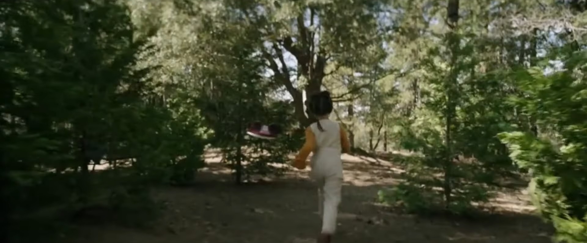 Leia corre por el bosque